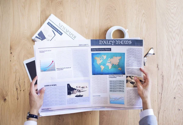 Tablo üzerinde adam okuma gazete