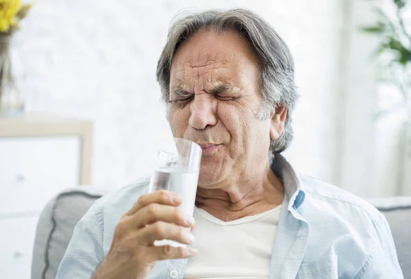 Gammel mann med tannfølsomhet – stockfoto