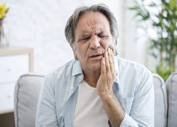 Viejo con dolor de muelas — Foto de Stock