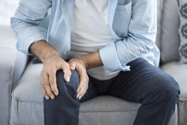 Starý muž trpí bolestí kolena — Stock fotografie
