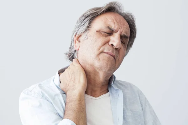 Viejo con dolor de cuello — Foto de Stock