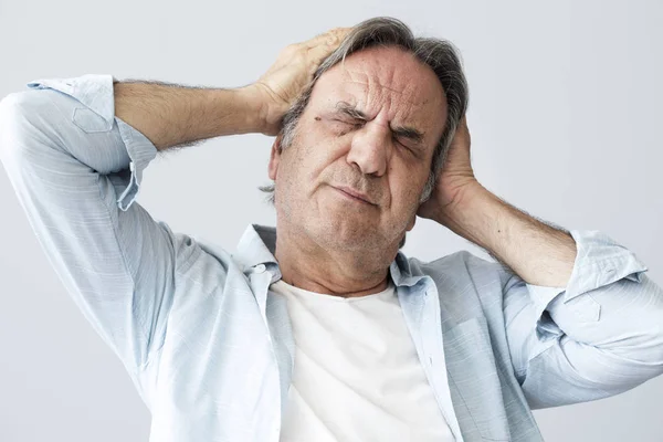 Oude man met hoofdpijn — Stockfoto