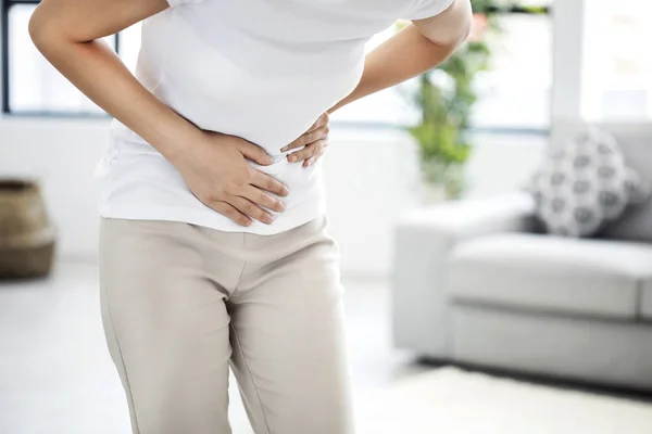 Mujer joven con dolor de estómago — Foto de Stock