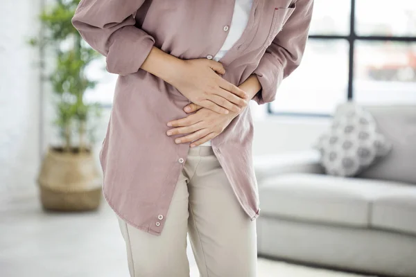 Mujer joven con dolor de estómago — Foto de Stock