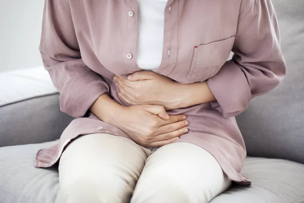 Mujer joven con dolor de estómago — Foto de Stock