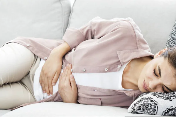 Mujer joven con dolor de estómago — Foto de Stock