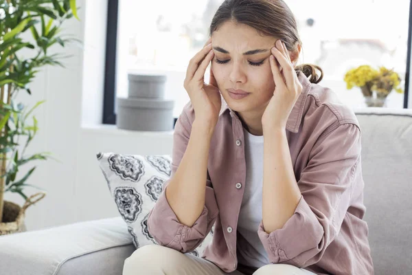 Mujer joven con dolor de cabeza —  Fotos de Stock