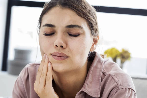 Giovane donna con mal di denti — Foto Stock