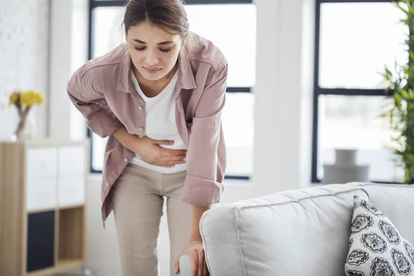 Mujer joven con dolor de estómago — Foto de Stock