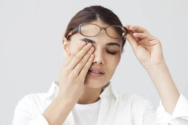 Mujer joven con fatiga ocular —  Fotos de Stock