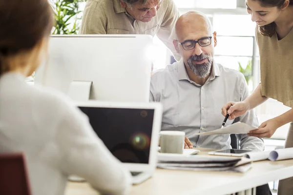 Grupo de colegas hablando alrededor de una mesa — Foto de Stock