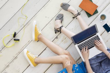 Genç arkadaşlar dizüstü bilgisayar kullanarak