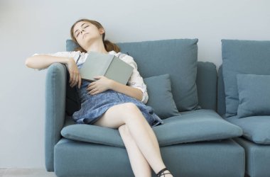 Kitap okurken uyuyan genç kız