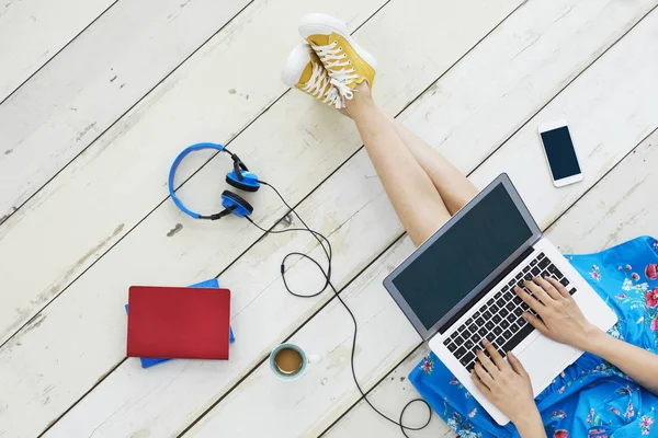 Katta dizüstü bilgisayar kullanan genç kız