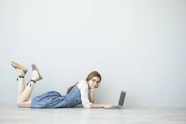 Young girl using laptop on floor — Stock Photo, Image
