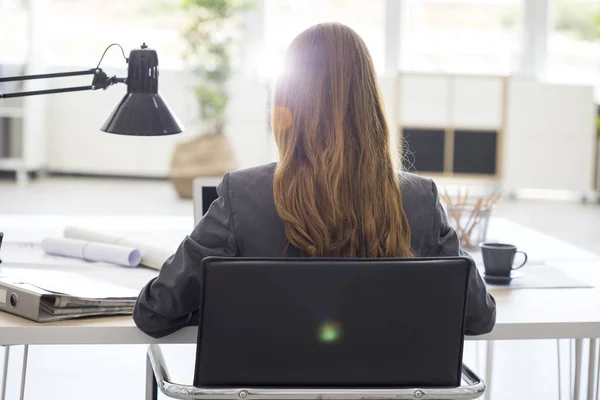 Junge Frau arbeitet im Büro — Stockfoto