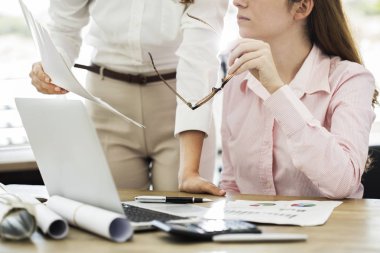 İş meslektaşım evrak grafikler tartışıyor