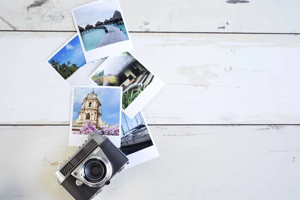 Tarjetas de fotos y cámara — Foto de Stock