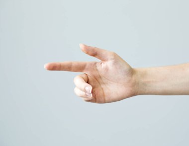 Üç parmak selam gri arka plan üzerinde