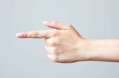 Üç parmak selam gri arka plan üzerinde