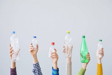 Plastik şişe tutan eller