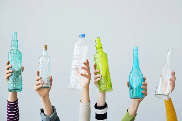Mãos segurando garrafa de vidro — Fotografia de Stock