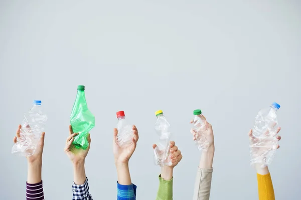 Mãos segurando garrafa de plástico — Fotografia de Stock