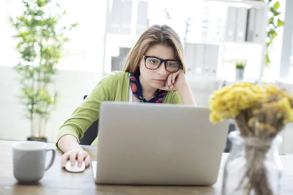 Seriöser Student lernt am Computer — Stockfoto