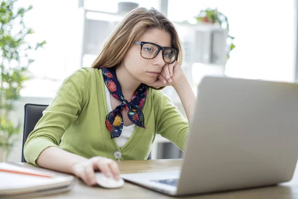 Seriöser Student lernt am Computer — Stockfoto