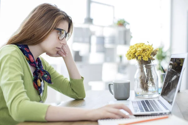 Seriöser Student lernt am Computer — Stockfoto