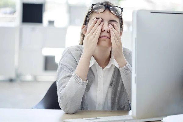 Mujer cansada tocándose los ojos — Foto de Stock