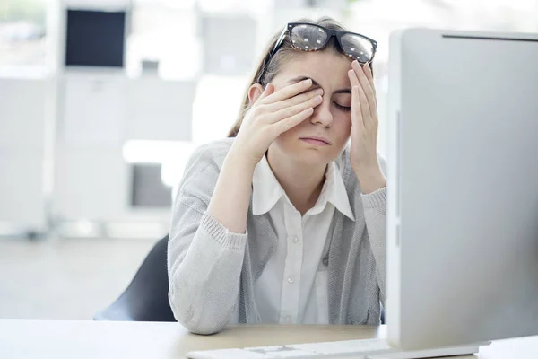 Mujer cansada tocándose los ojos — Foto de Stock