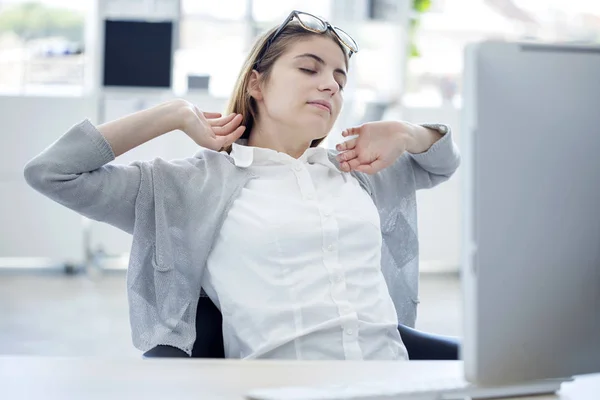 Allungamento studente con il computer — Foto Stock