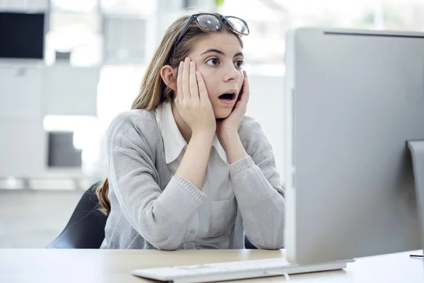 컴퓨터를 보고 충격 을된 젊은 여자 — 스톡 사진