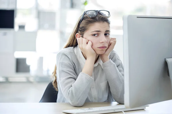 컴퓨터와 함께 우울된 젊은 여자 — 스톡 사진
