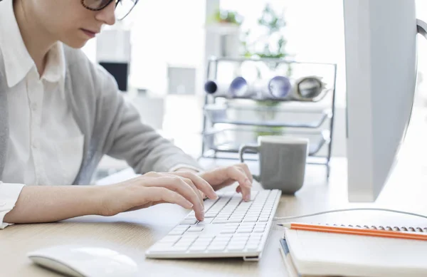 Frau tippt auf Tastatur — Stockfoto