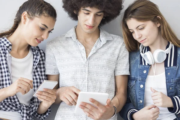 Les jeunes avec des dispositifs technologiques — Photo