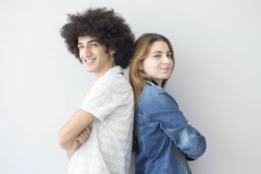 Sırt sırta duran genç insanlar