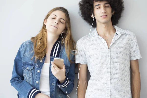 Les jeunes écoutent de la musique — Photo