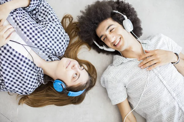 Young people listening music — Stock Photo, Image