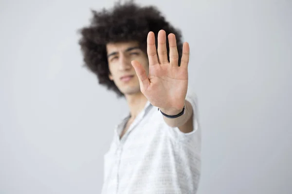 Νεαρός άνδρας που δείχνει στάση χειρονομία — Φωτογραφία Αρχείου