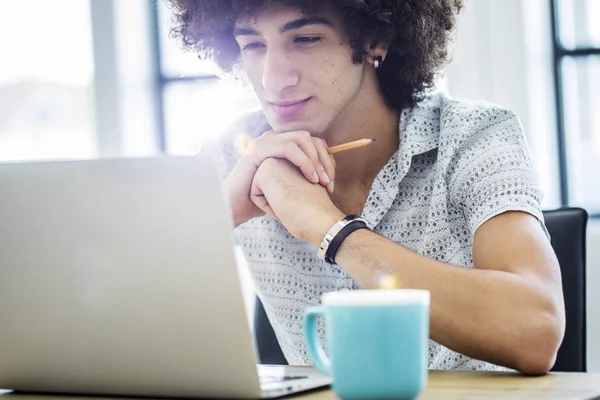 Junger Mann arbeitet mit Computer — Stockfoto