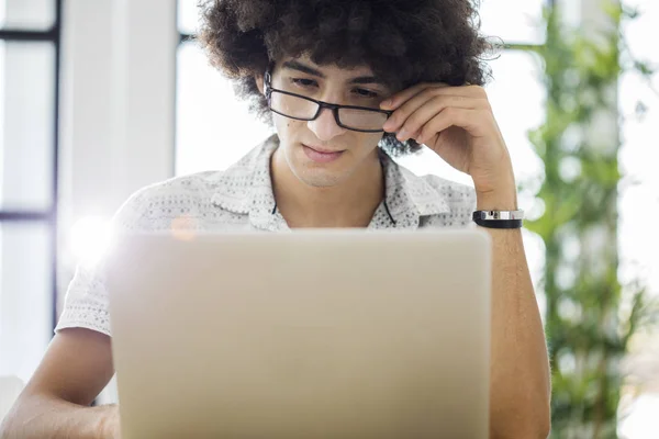 Молодой человек работает с компьютером — стоковое фото