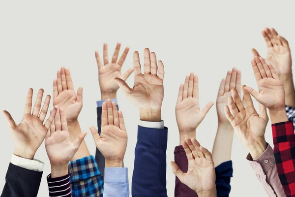 Muchas manos levantadas juntas — Foto de Stock