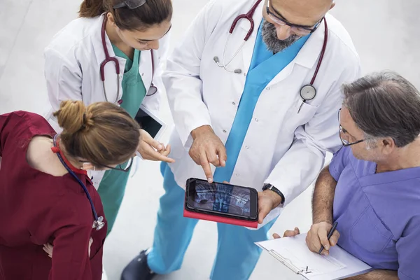 Tıbbi ekip klinikte tartışıyor