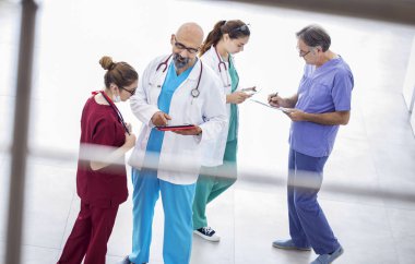 Tıbbi ekip klinikte tartışıyor