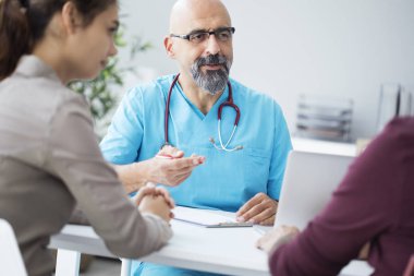 Erkek doktor için genç bir çift söz