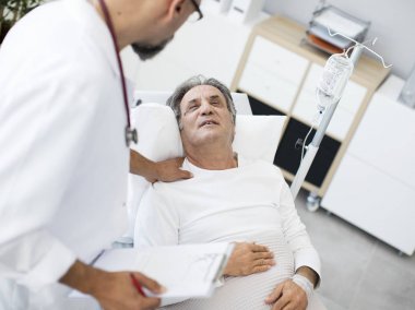 Doktor hasta hastane yatağında konuşuyor