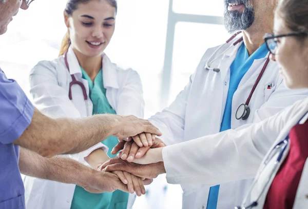 Tıbbi ekip yığın eller