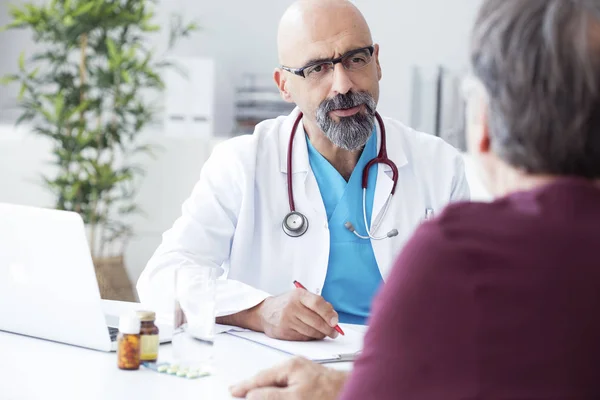 Mannelijke arts praten met patiënt — Stockfoto